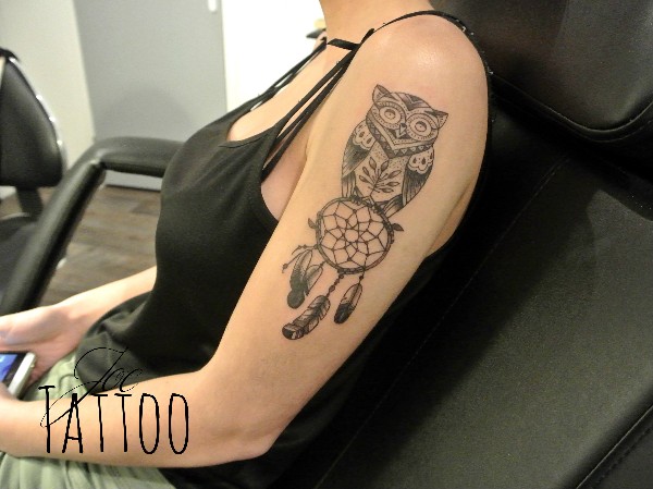 owl dreamcatcher, tatouage chouette, tatouage hibou et dreamcatcher, tatouage attrape rêves, dots et ombrages, plumes, 