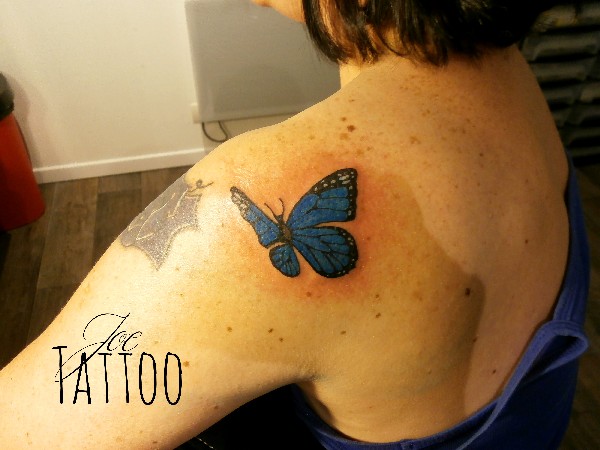 tatouage papillon épaule, couleur, papillon bleu,