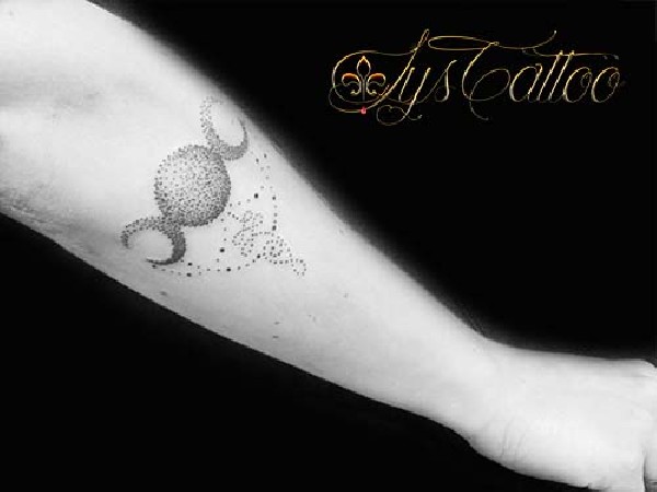 tatouage avant bras femme, tatou symbole triple lune; unalome et perles en dotwork, by lys tattoo, votre salon de tatouage proche de Bordeaux et Mérignac en Gironde