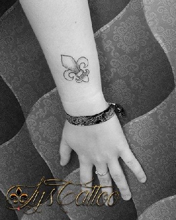 Tatouage poignet femme, symbole fleur de lys, lignes et dotwork by lys tattoo votre salon de tatouage à Gradignan proche de Bordeaux et Mérignac en Gironde