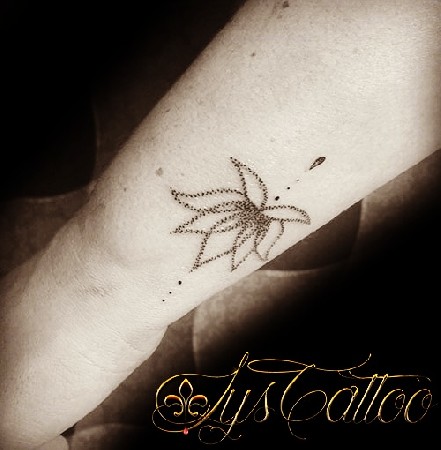 Tatouage poignet femme; lotus perles et goutte en dotwork by lys tattoo votre salon de tatouage à Gradignan proche de Bordeaux et Mérignac en Gironde