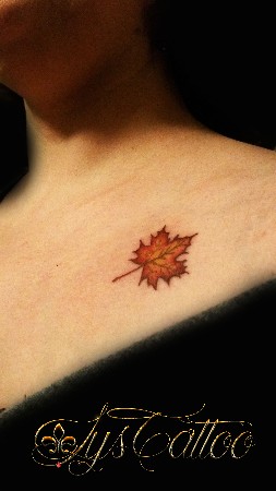 Tatouage épaule, clavicule femme, feuille d'érable; feuille d'automne; tattoo couleur by Lys tattoo votre tatoueur à Gradignan proche de Bordeaux et Bassin d'Arcachon en Gironde (à Lys Tattoo)