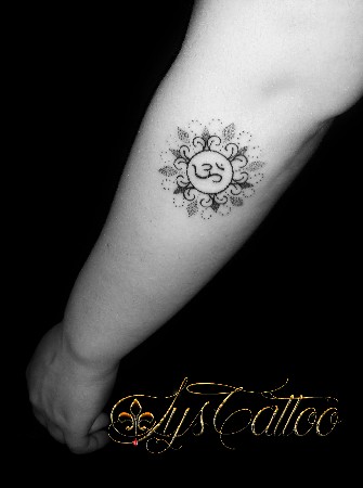 tatouage avant bras femme, mandale zen, symbole ohm, lignes et dot, by lys tattoo votre salon de tatouage convivial à Gradignan proche de Bordeaux et bassin dArcachon en Gironde