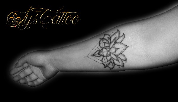 Tatouage fleur de lotus et triangles, mélange géométrique, graphique, tattoo moderne contemporain graphique en dotwork; by lys tattoo votre tatoueur à Gradignan proche de Bordeaux et Bassin dArcachon en Gironde<br />
