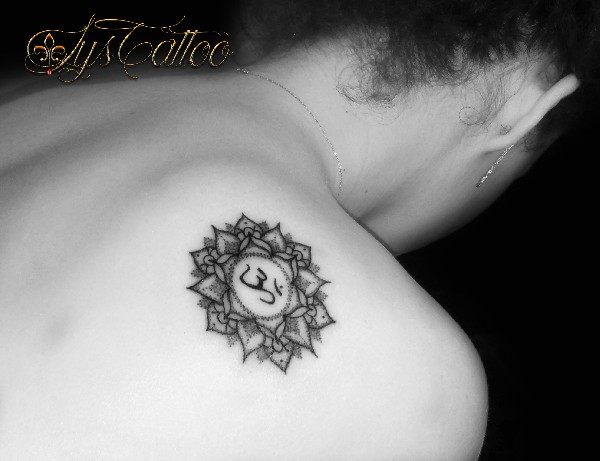 tatouage haut du dos épaule femme mandala effet fleur, floral, et ohm, lignes et dotwork, by lys tattoo, votre tatoueur à Gradignan proche de Bordeaux et bassin dArcachon en Gironde