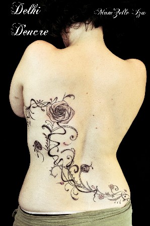 Tatouage roses et arabesques, continuité d'un ancien tatouage (en bas à droite)